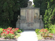 Pomník padlých před obecním úřadem