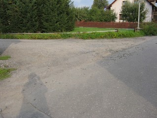 stav cesty v Lánici před zahájením rekonstrukce dne 17.9.2007